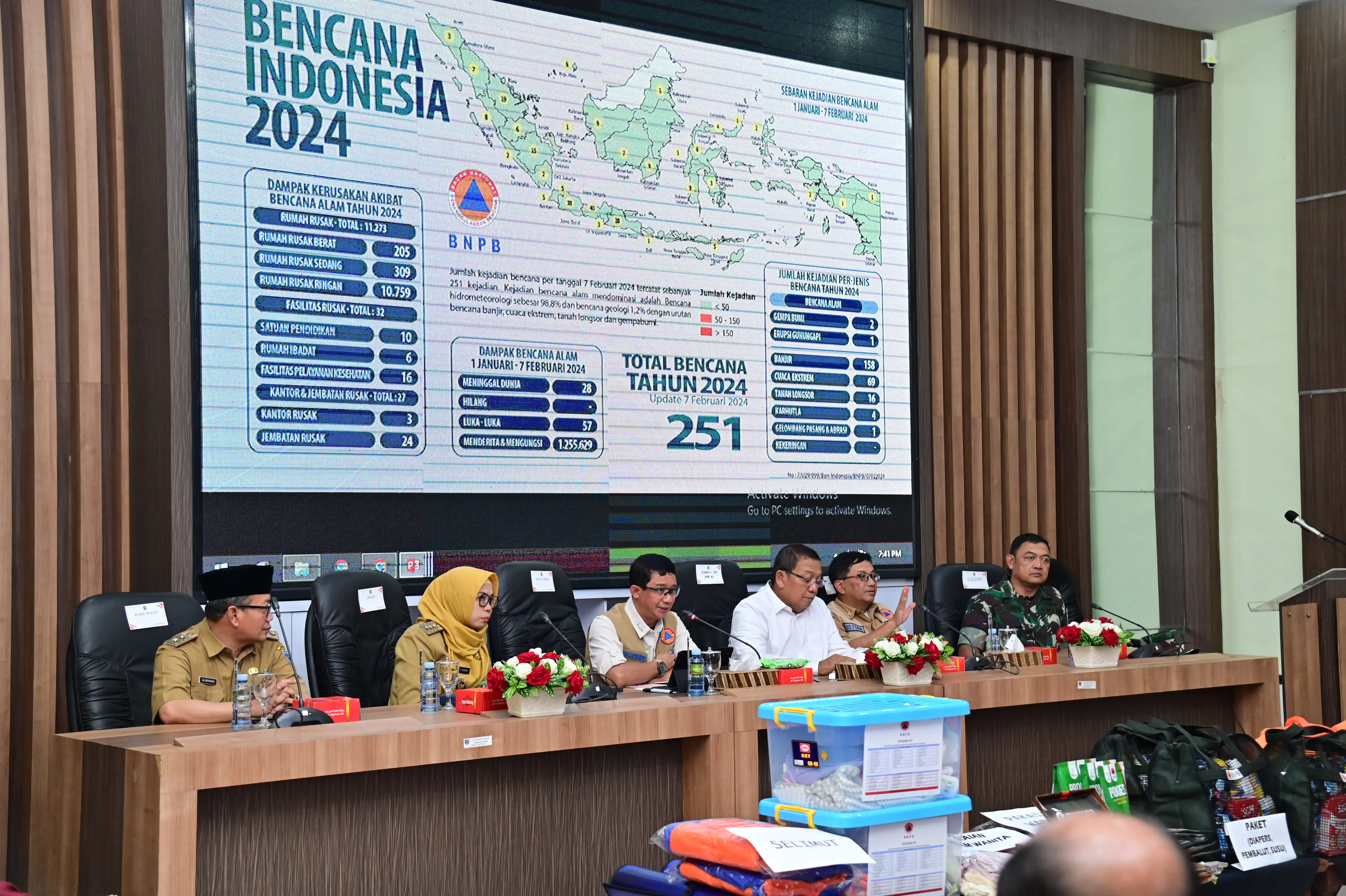 Kepala Badan Nasional Penanggulangan Bencana (BNPB) Letjen TNI Suharyanto memimpin Rapat Koordinasi Penanganan Darurat Bencana Banjir Kabupaten Demak di Pendopo Bupati Demak, Jawa Tengah, Senin (12/2).